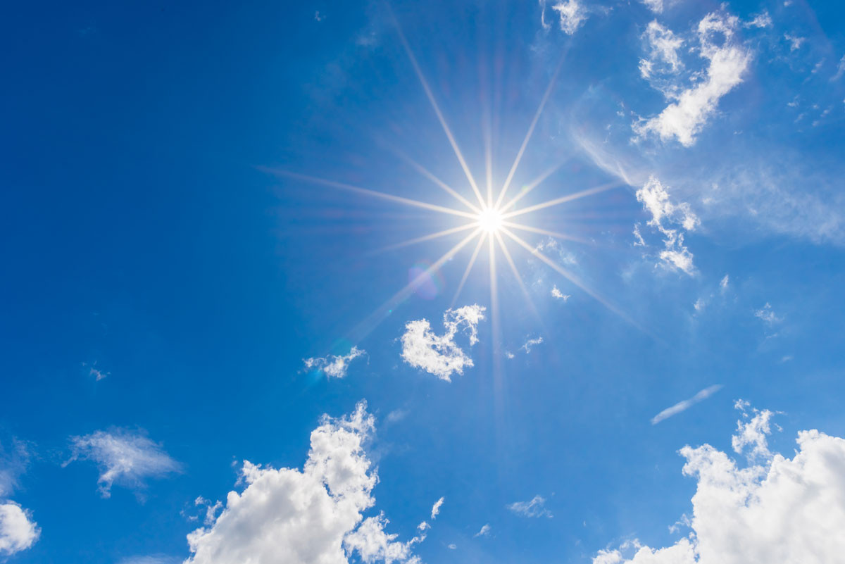 blauer-himmel-mit-wolken-und-sonne